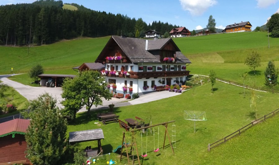 Außenaufnahme des Rittisserhof im Sommer mit Spielplatz