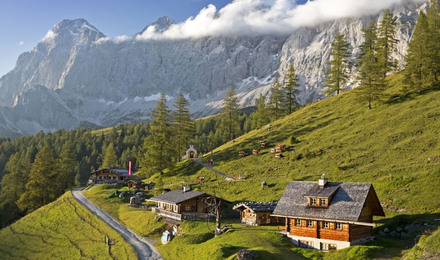 Wanderung zur Brandalm im Sommer am Fuße des Dachsteins